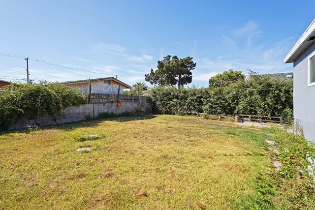 a view of a backyard