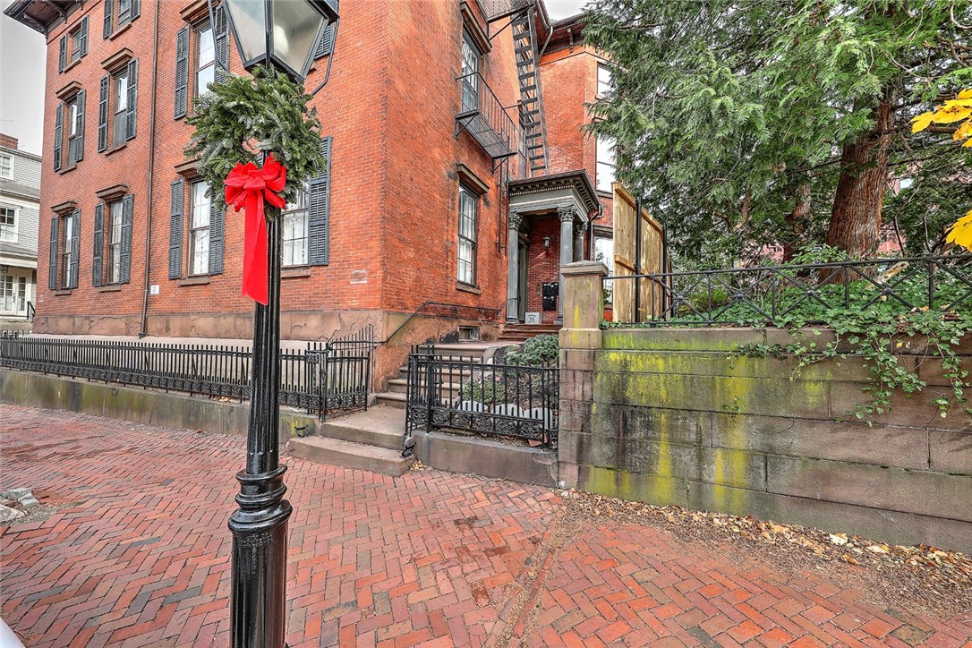 Entry off Benefit Street