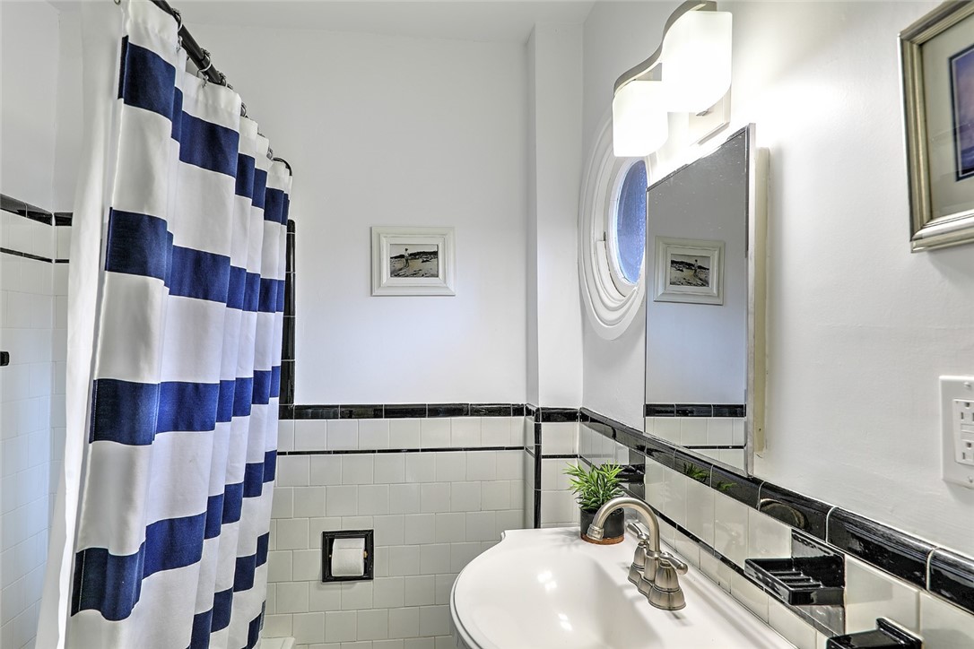 283 Benefit Street, Unit D Providence, RI 02903 - Photo 15 of 39 1st floor bathroom