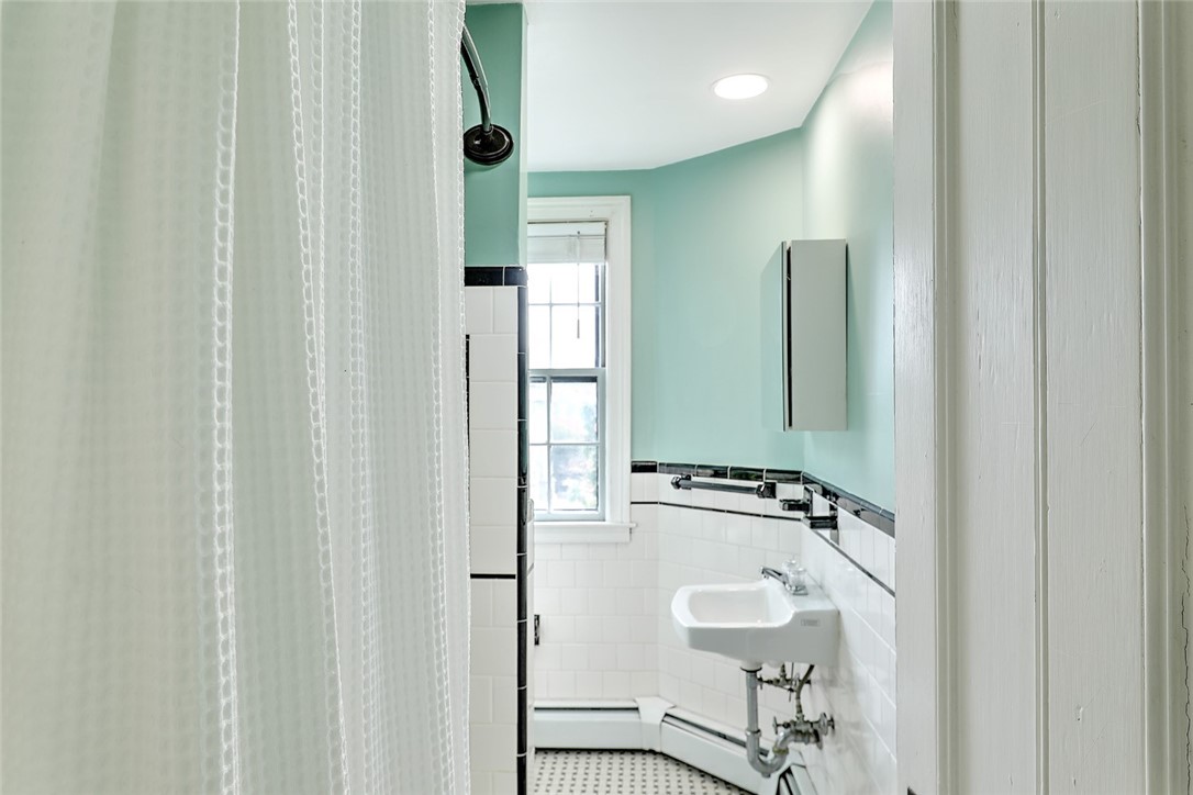 283 Benefit Street, Unit D Providence, RI 02903 - Photo 31 of 39 2nd floor bathroom