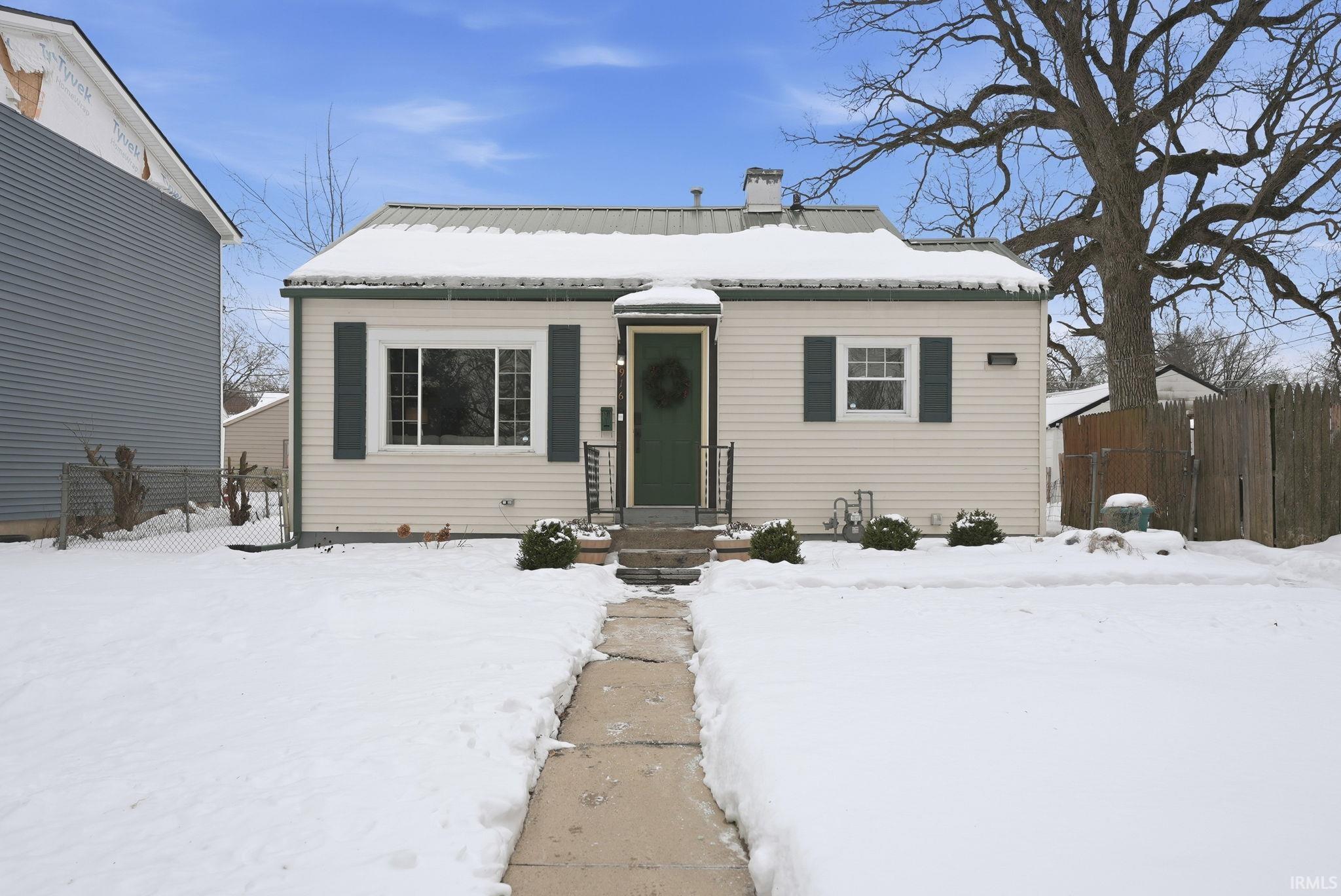 916 Baxter Street Fort Wayne, IN 46806 - Photo 2 of 34
