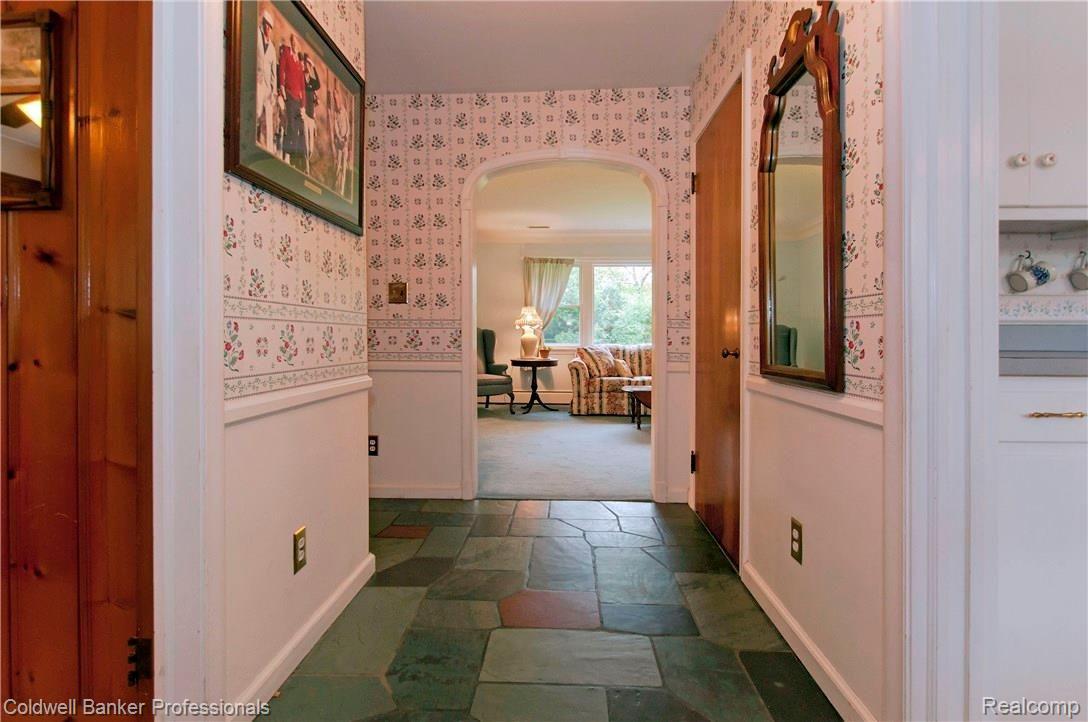 1180 South Renaud Road Grosse Pointe, MI 48236 - Photo 2 of 29 2.jpg