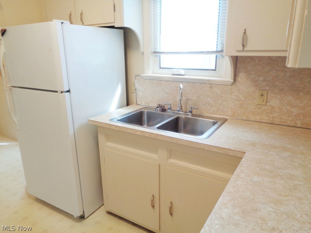 1453 Mayfield Ridge Road Cleveland, OH 44124 - Photo 4 of 14