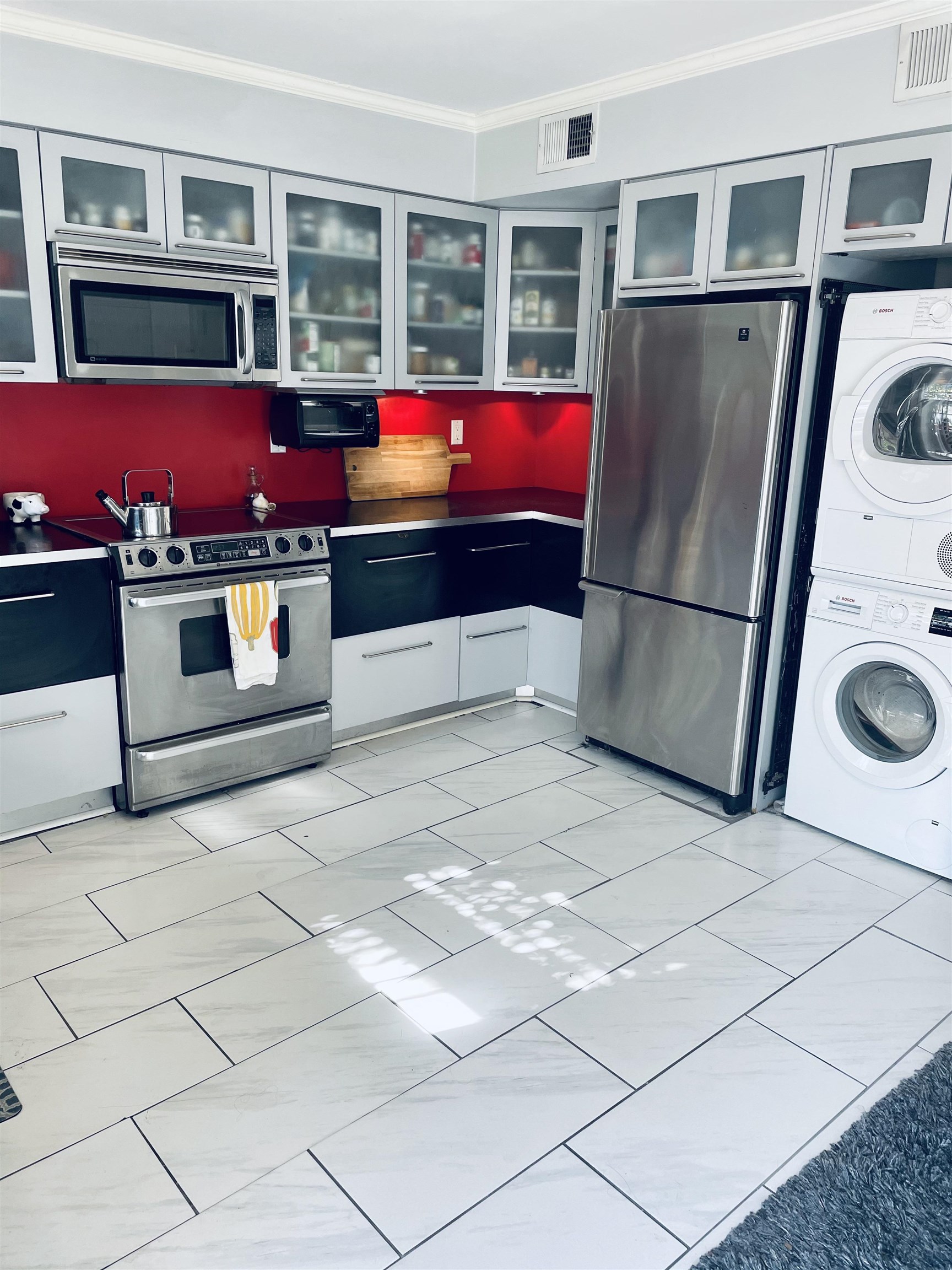 5720 Quince Road, Unit 1 Memphis, TN 38119 - Photo 6 of 18 a living room with stainless steel appliances kitchen island granite countertop a refrigerator and a stove