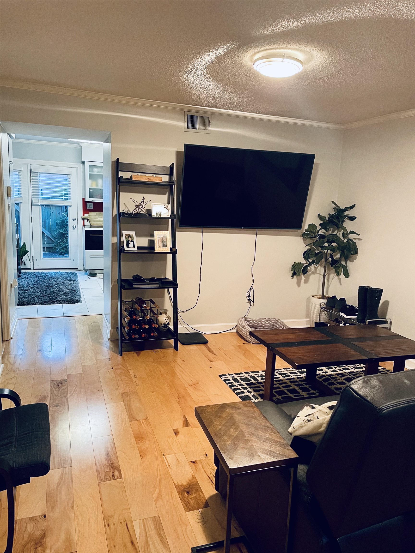 5720 Quince Road, Unit 1 Memphis, TN 38119 - Photo 8 of 18 a living room with furniture and a table