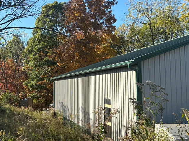 a view of a backyard