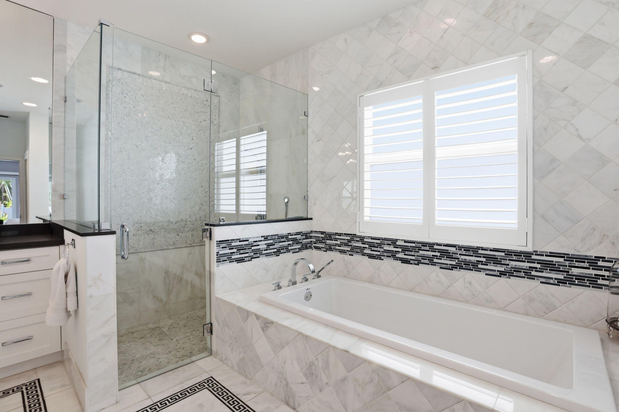 309 Northeast 8th Avenue Delray Beach, FL 33483 - Photo 22 of 43 a bathroom with a bathtub and a shower