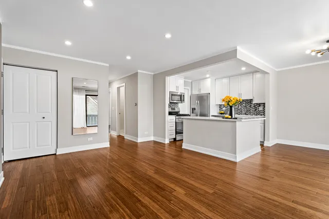 $2,350 | 327 Wildberry Court, Unit C2, Schaumburg, IL 60193