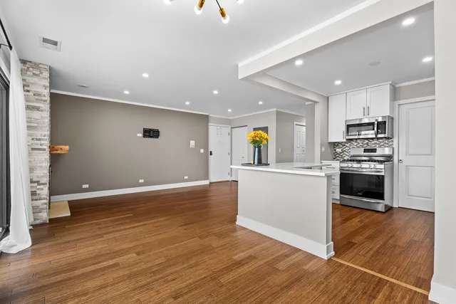 $2,350 | 327 Wildberry Court, Unit C2, Schaumburg, IL 60193