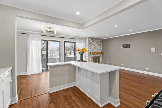 $2,350 | 327 Wildberry Court, Unit C2, Schaumburg, IL 60193