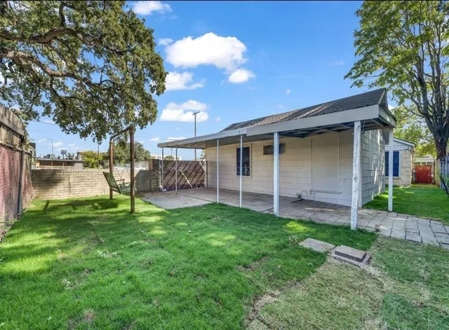 a view of a house with a backyard