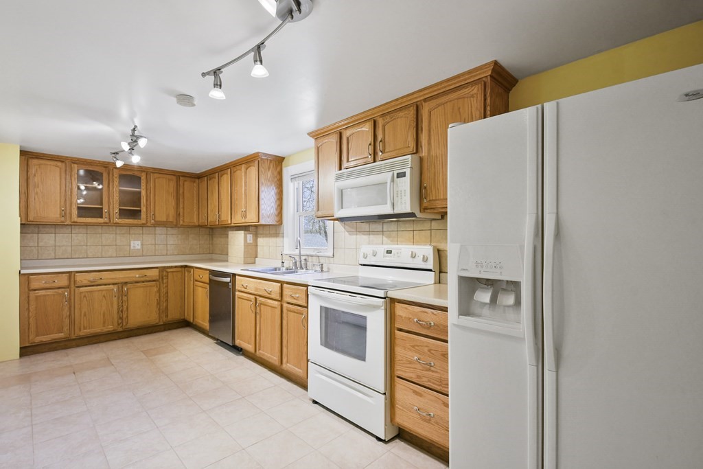106 Barnard Road Worcester, MA 01605 - Photo 13 of 39 Gallery Image 13