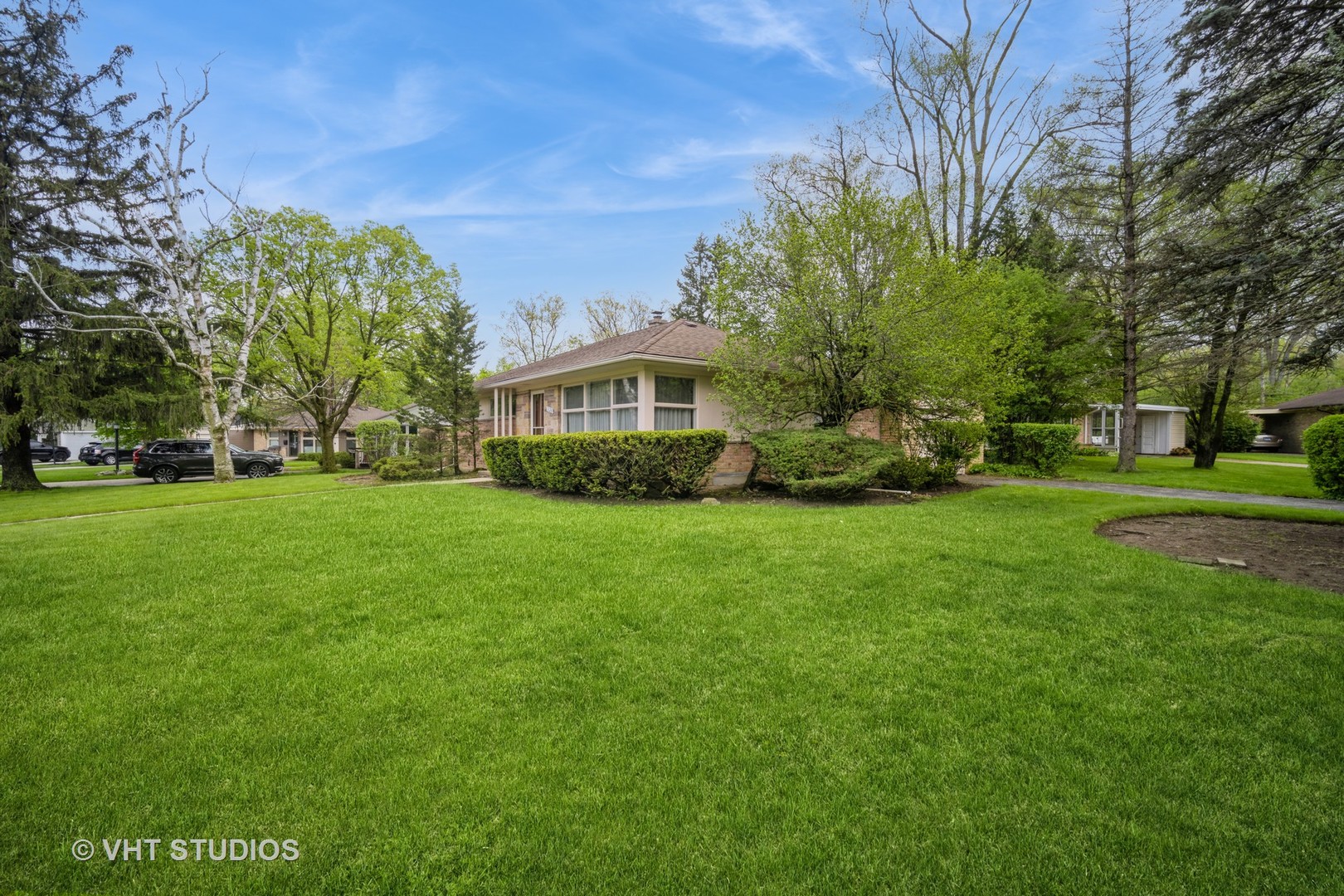1126 Whitfield Road Northbrook, IL 60062 - Photo 2 of 14 a front view of a house with a garden