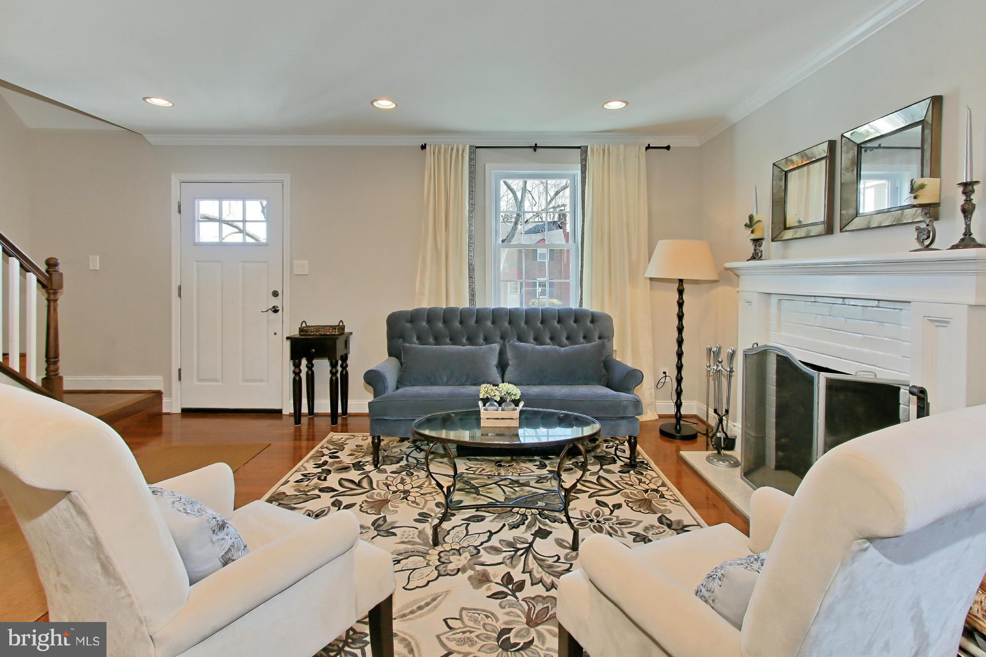 111 West George Mason Road Falls Church, VA 22046 - Photo 5 of 30 Living Room