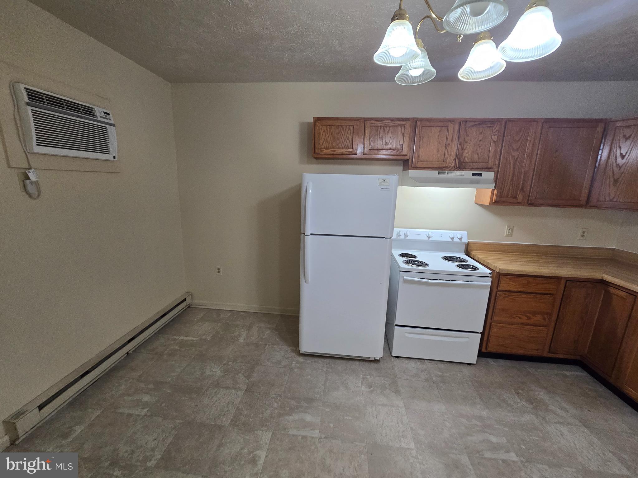 8005 Williamsport Pike, Unit 2 Falling Waters, WV 25419 - Photo 5 of 17 Dinin