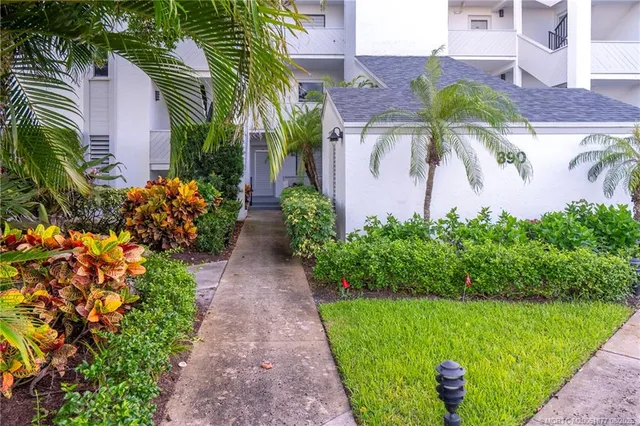 $5,400 | 390 Northeast Edgewater Drive, Unit 304, Stuart, FL 34996