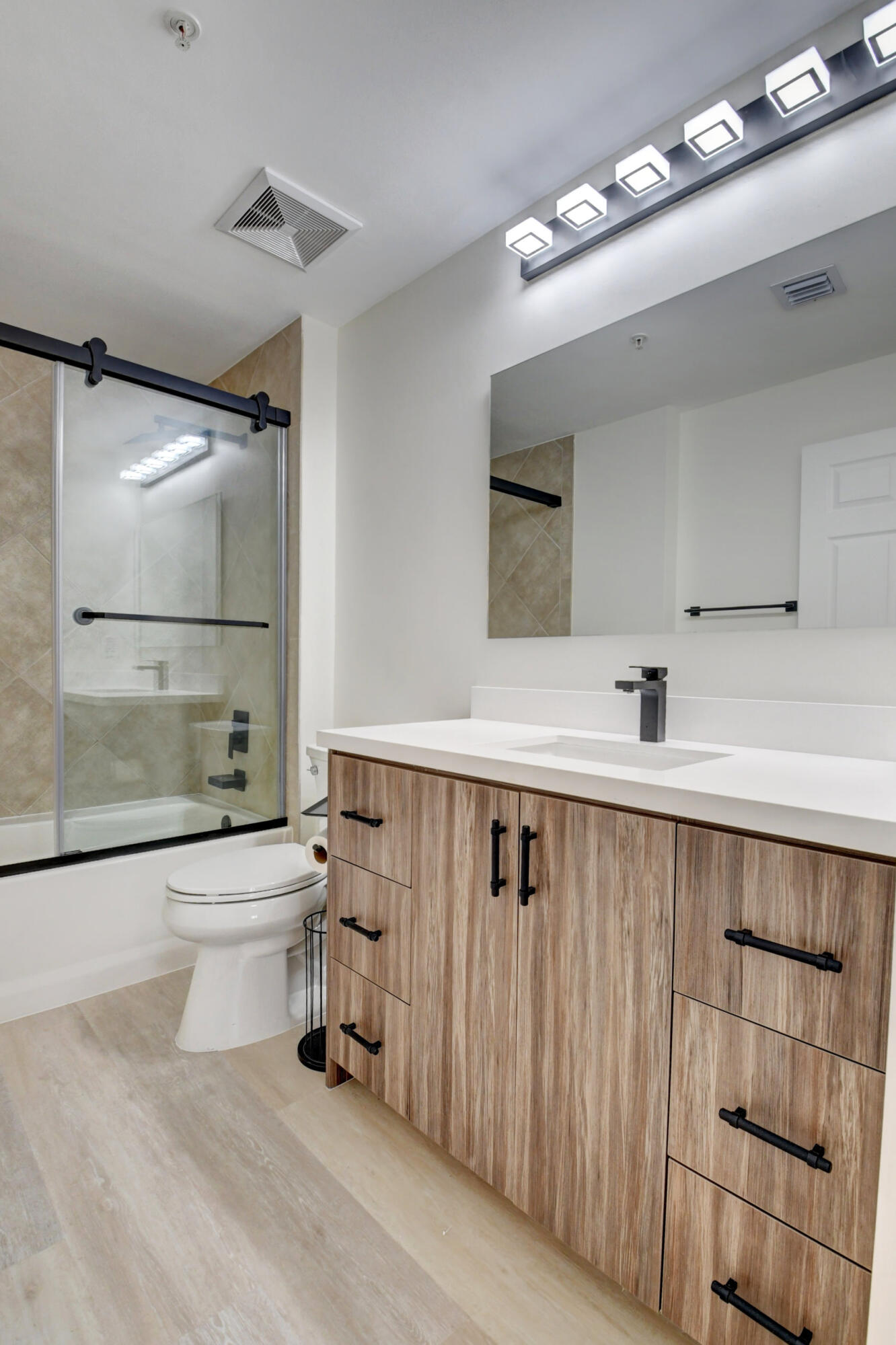 233 South Federal Highway, Unit 615 Boca Raton, FL 33432 - Photo 15 of 51 GUEST BATHROOM