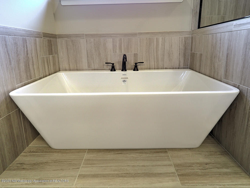 545 Howell Way Hernando, MS 38632 - Photo 20 of 42 MASTER TUB GORGEOUS