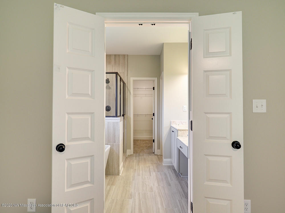 545 Howell Way Hernando, MS 38632 - Photo 26 of 42 VIEW INTO MASTER BATH