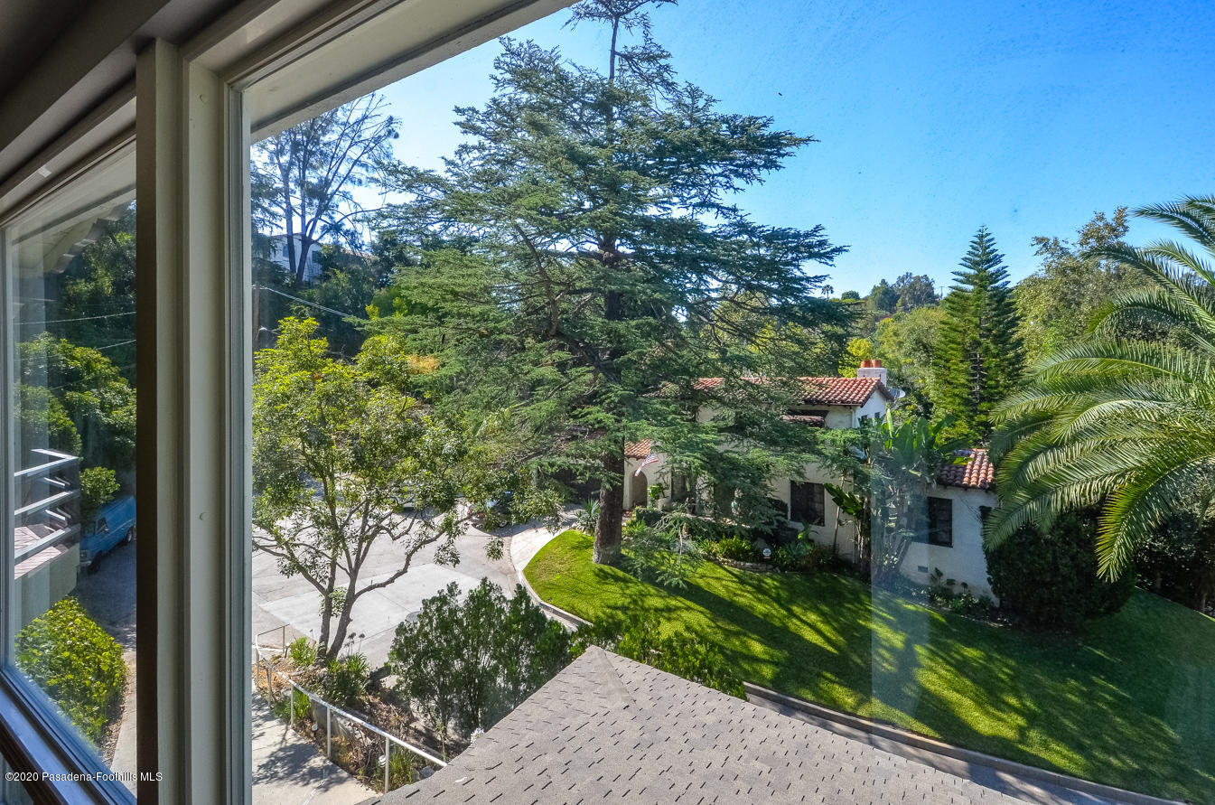 588 Glen Holly Drive Pasadena, CA 91105 - Photo 26 of 31 a view of a bird bath