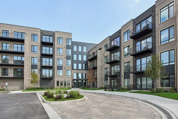 $2,525 | 6633 North Milwaukee Avenue, Unit 307, Niles, IL 60714
