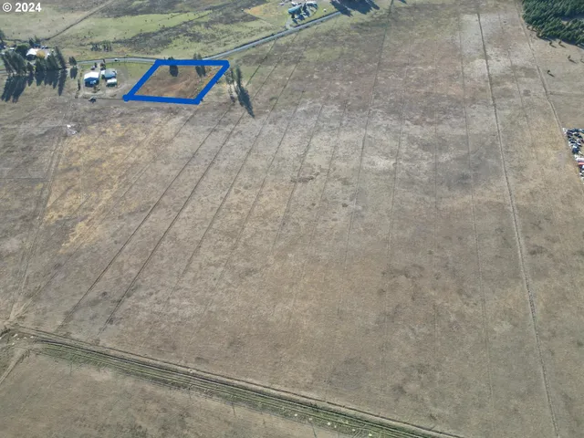 a view of a tennis court