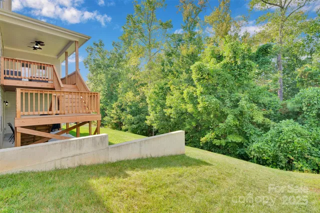 a view of a house with backyard