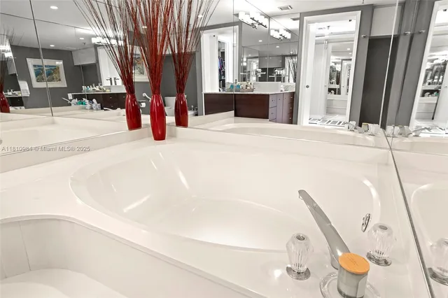 $1,215,000 | 9 Island Avenue, Unit 505, Miami Beach, FL 33139