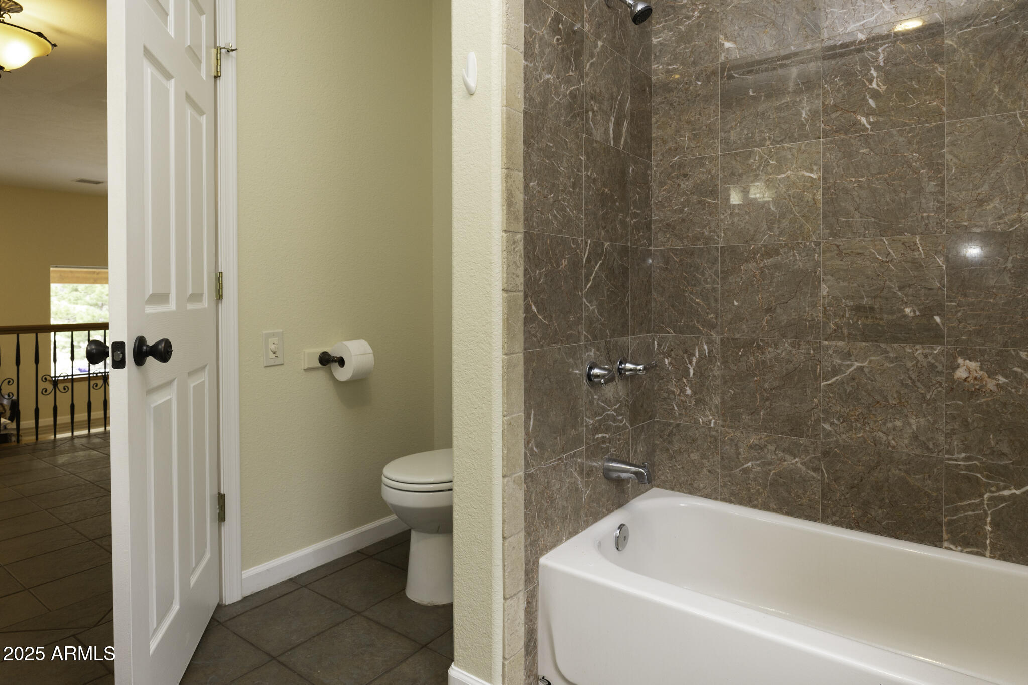 18168 Spoon Road Peeples Valley, AZ 86332 - Photo 14 of 32 a bathroom with a bathtub and a toilet