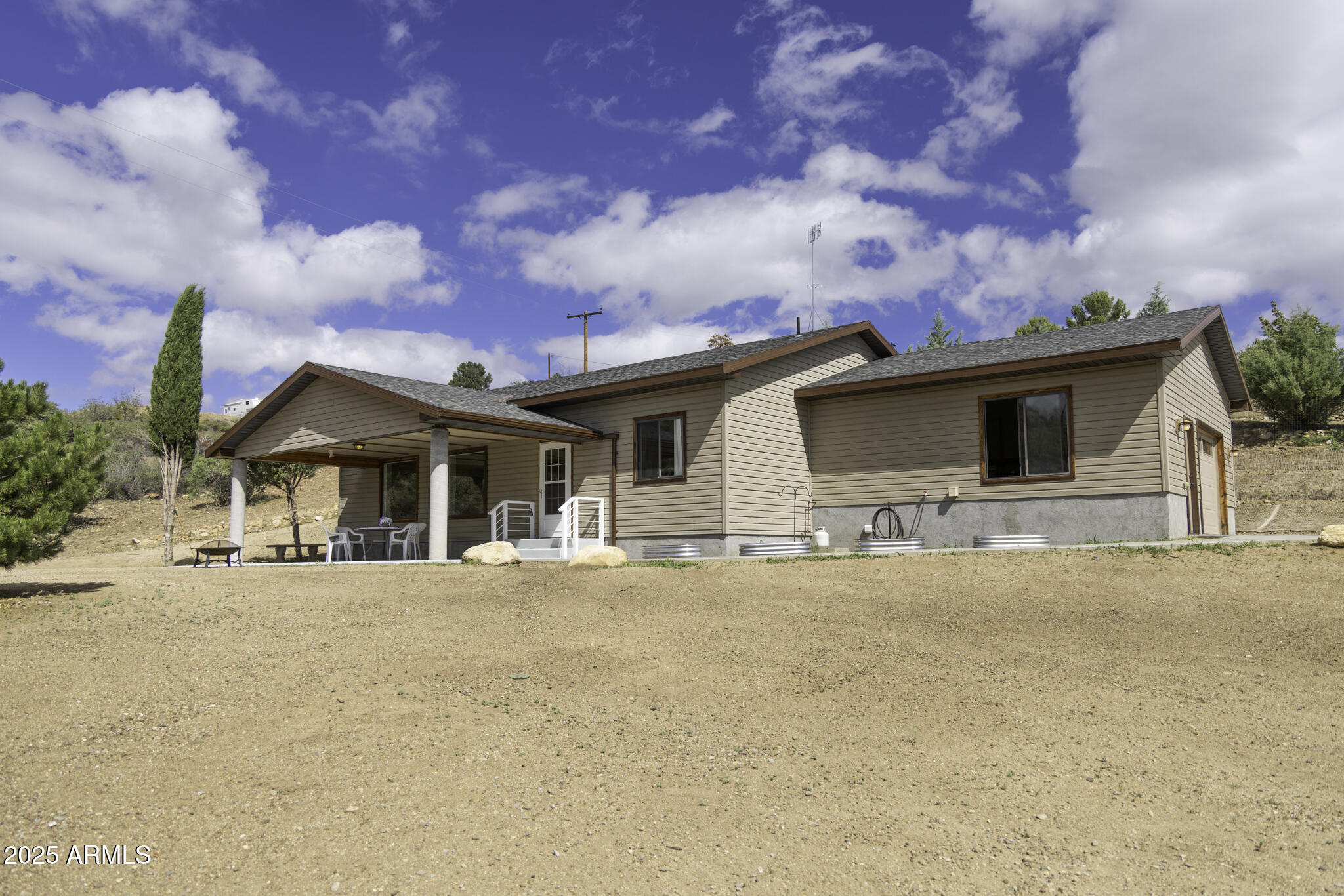 18168 Spoon Road Peeples Valley, AZ 86332 - Photo 25 of 32 front view of a house with a yard