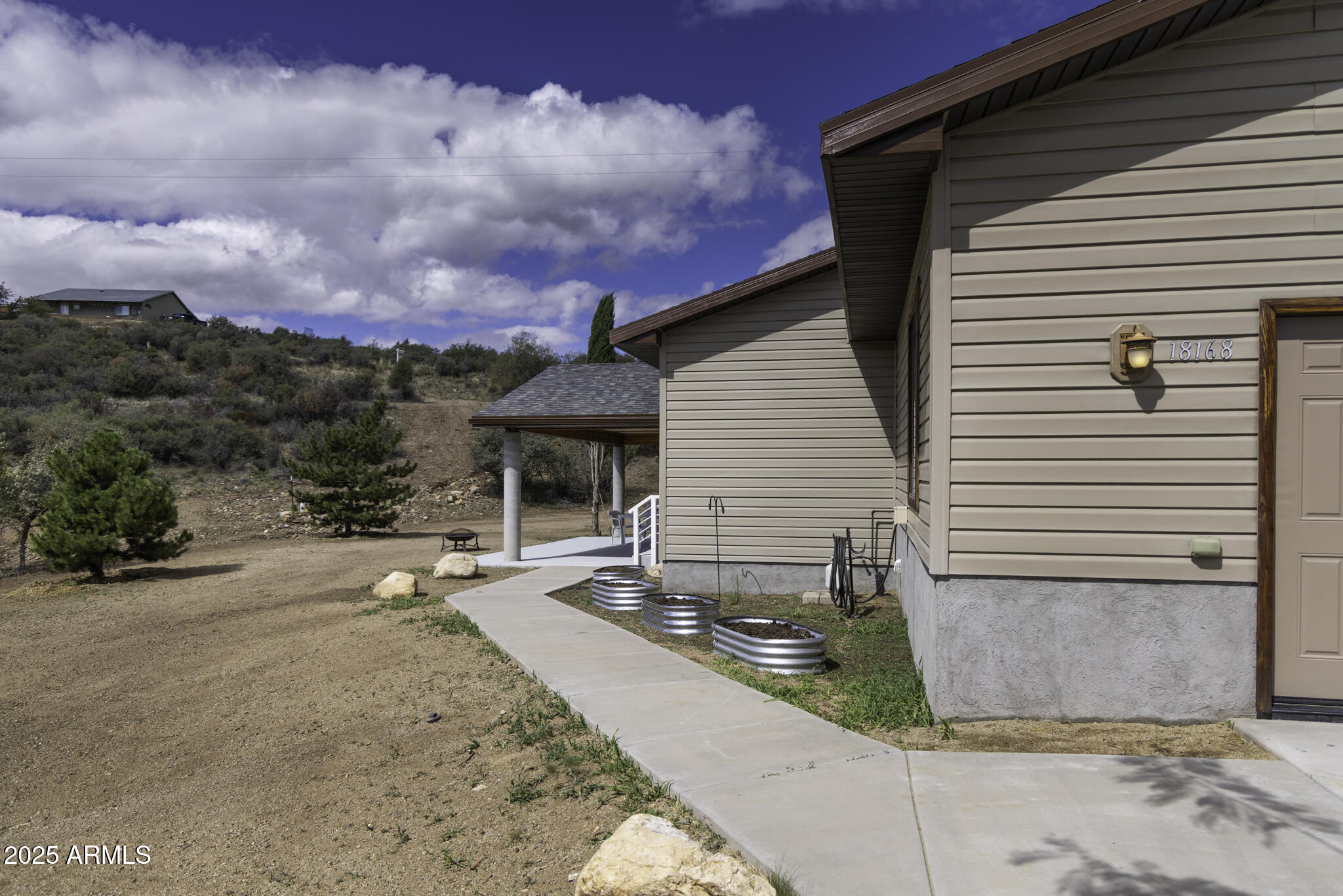 18168 Spoon Road Peeples Valley, AZ 86332 - Photo 27 of 32 a front view of a house with a yard