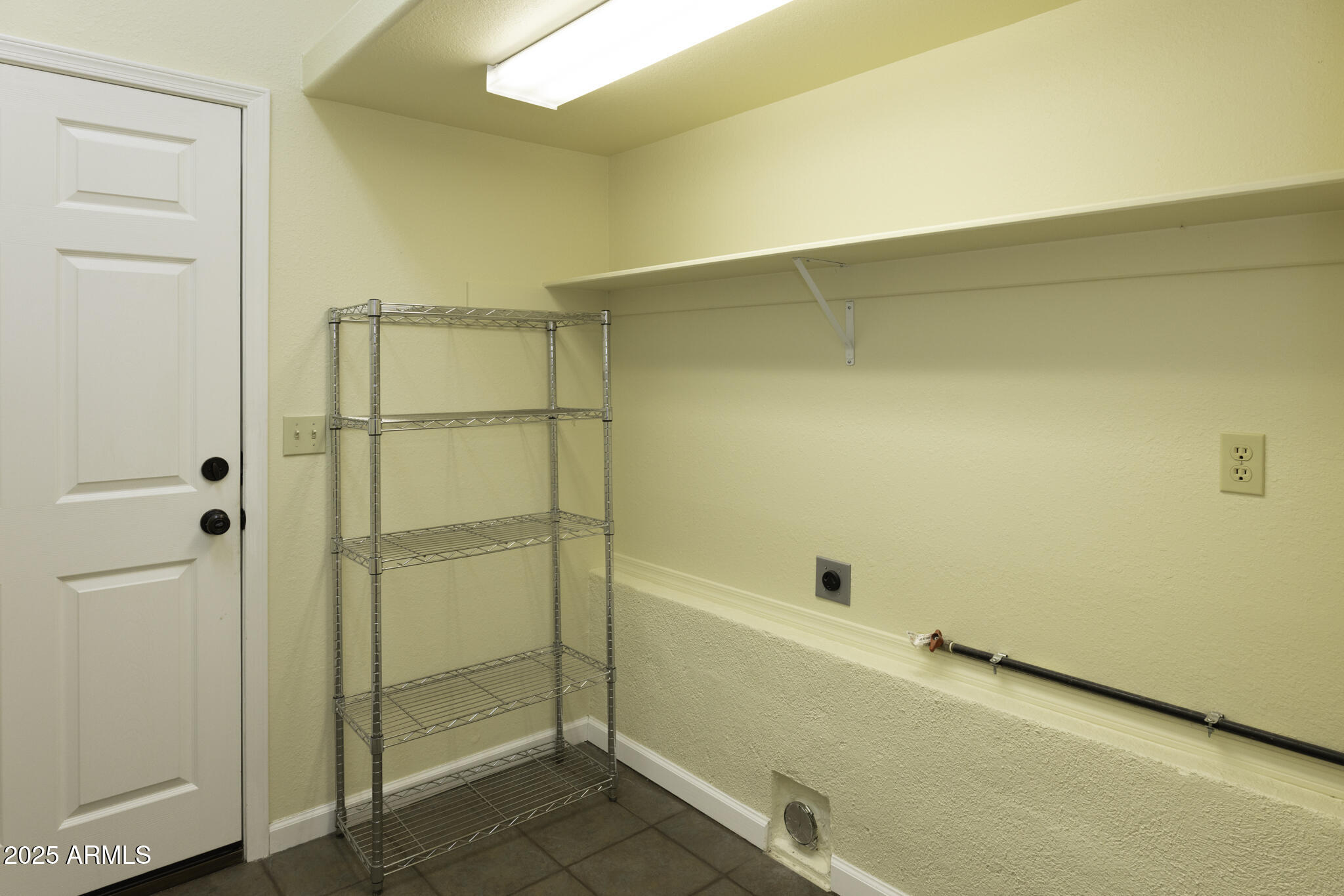 18168 Spoon Road Peeples Valley, AZ 86332 - Photo 9 of 32 a bathroom with a bathtub and shower