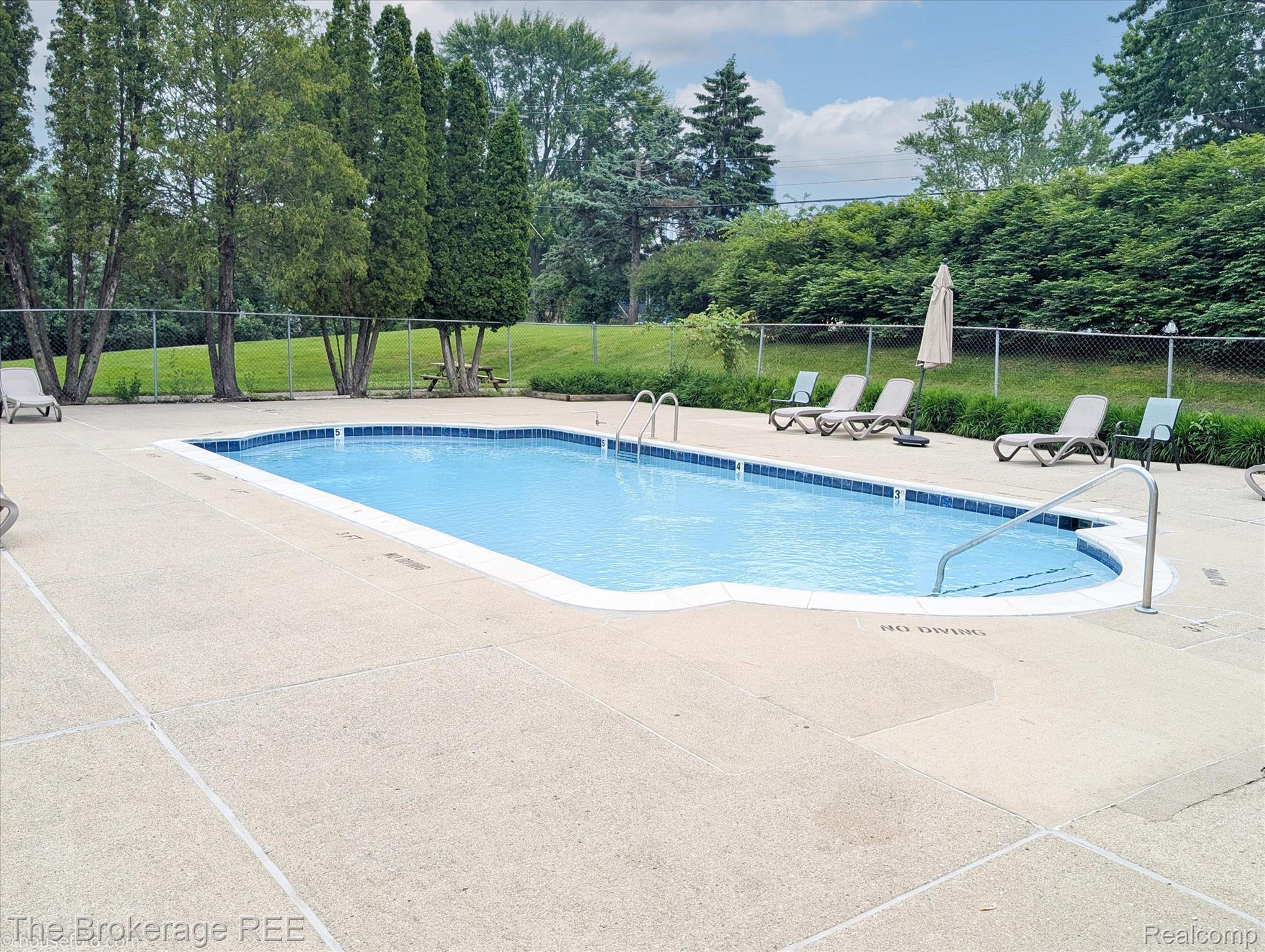 810 Plate Street, Unit 103 Rochester, MI 48307 - Photo 25 of 30 26-Housefoto_PXL_20250606_153704612.jpg