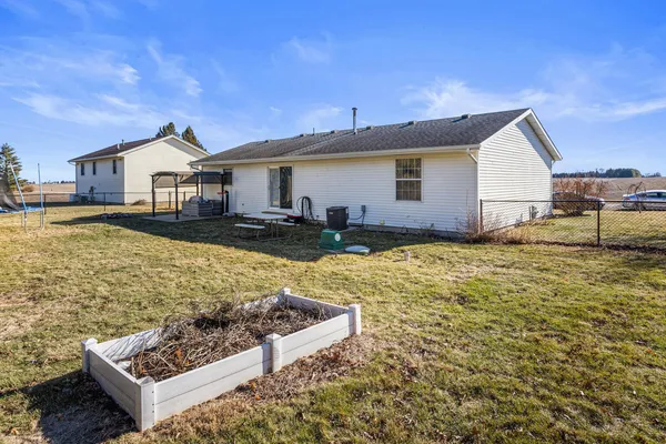 a view of a backyard