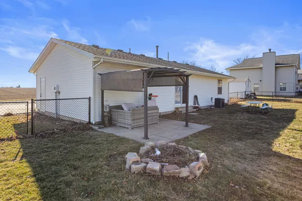 a view of a backyard