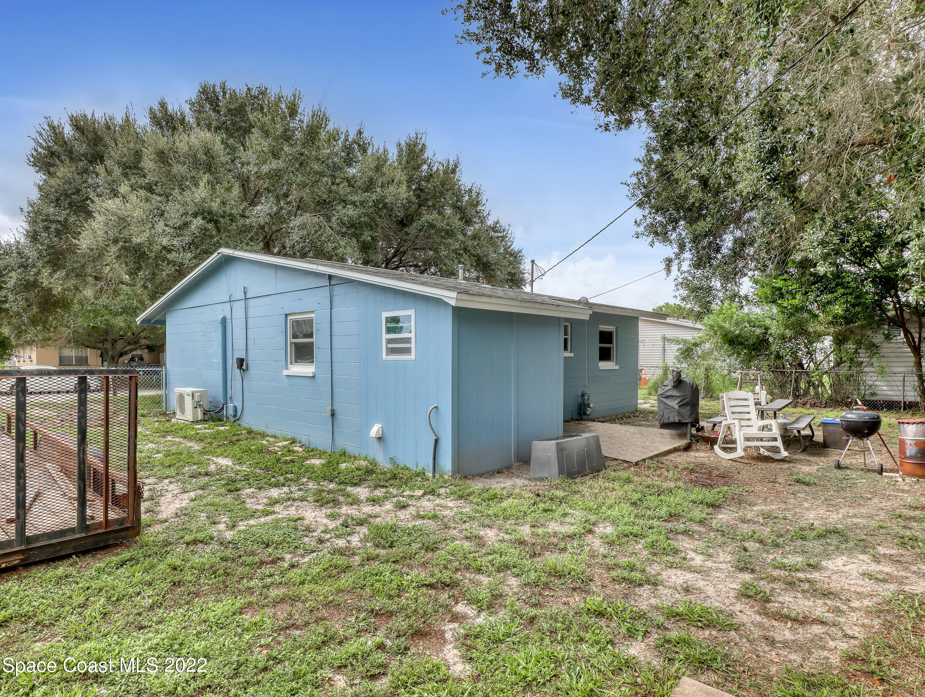 2156 King Richard Road Melbourne, FL 32935 - Photo 23 of 28 a view of a house with backyard and sitting area