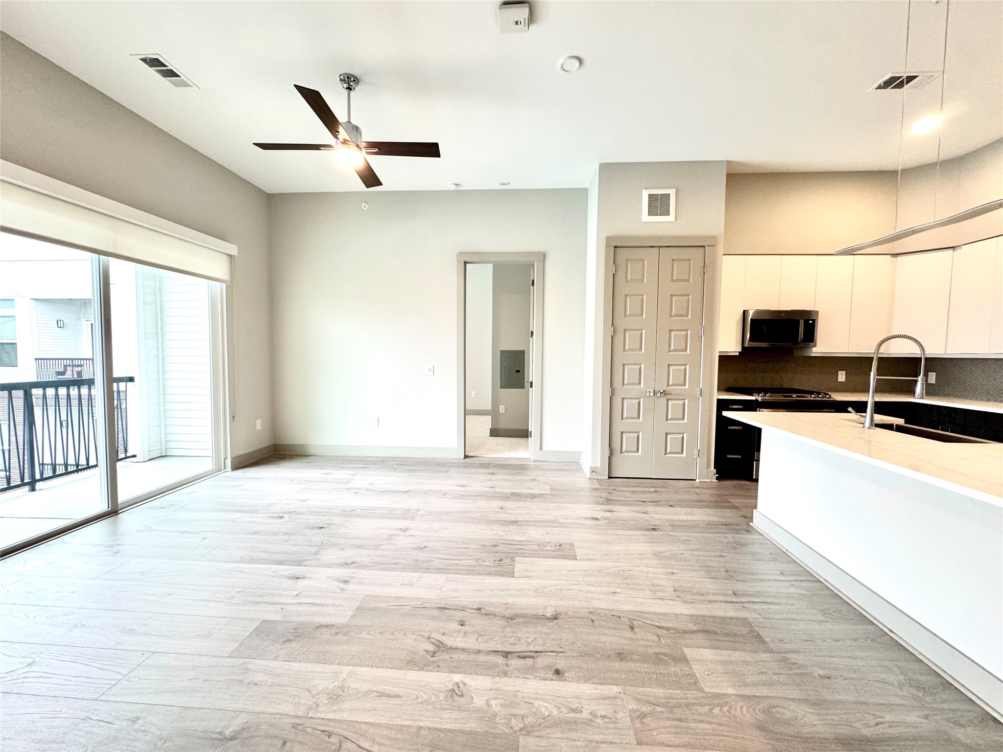 401 West 25th Street, Unit 2125 Houston, TX 77008 - Photo 1 of 33 a view of kitchen with sink and refrigerator