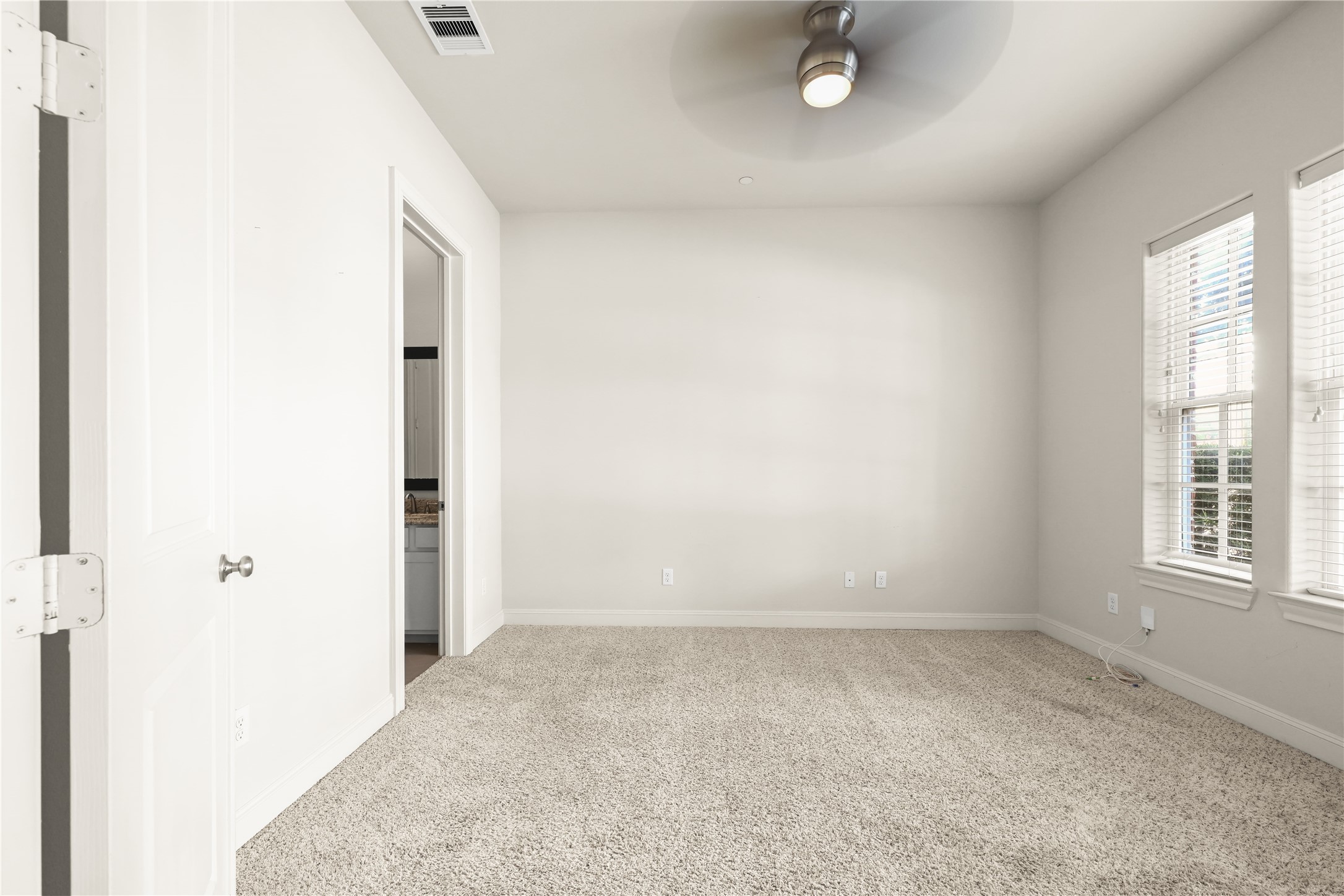 1027 St Charles Street Houston, TX 77003 - Photo 17 of 23 an empty room with windows