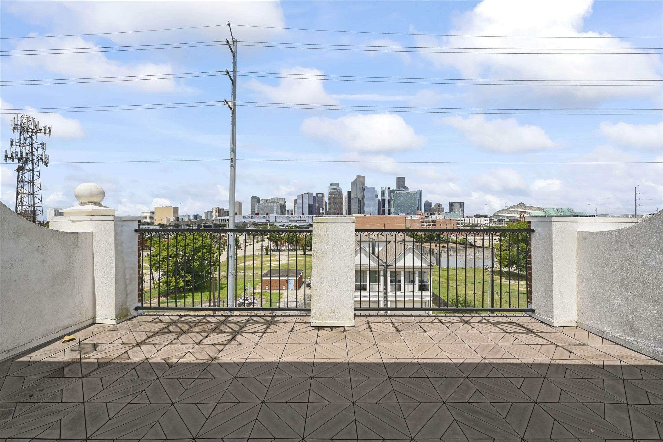 1027 St Charles Street Houston, TX 77003 - Photo 20 of 23 a view of a balcony with city view