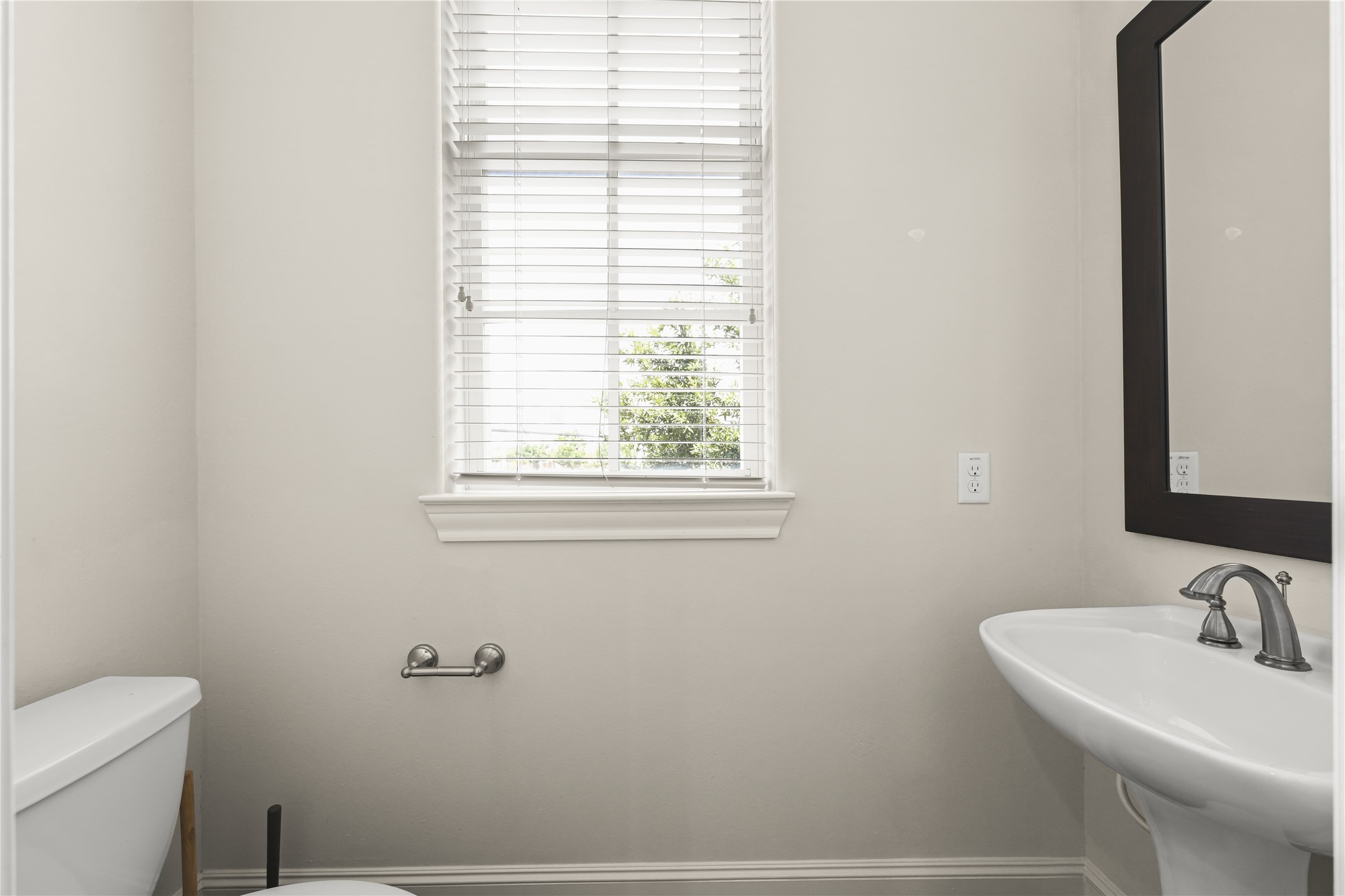 1027 St Charles Street Houston, TX 77003 - Photo 6 of 23 a bathroom with a sink and a toilet