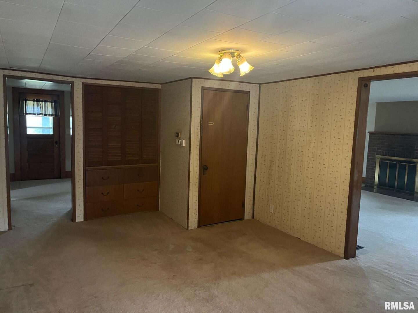 2283 East 2750th Street Kewanee, IL 61443 - Photo 14 of 58 an empty room with closet and a bathroom