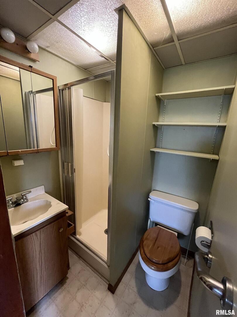 2283 East 2750th Street Kewanee, IL 61443 - Photo 18 of 58 a bathroom with a toilet and a shower