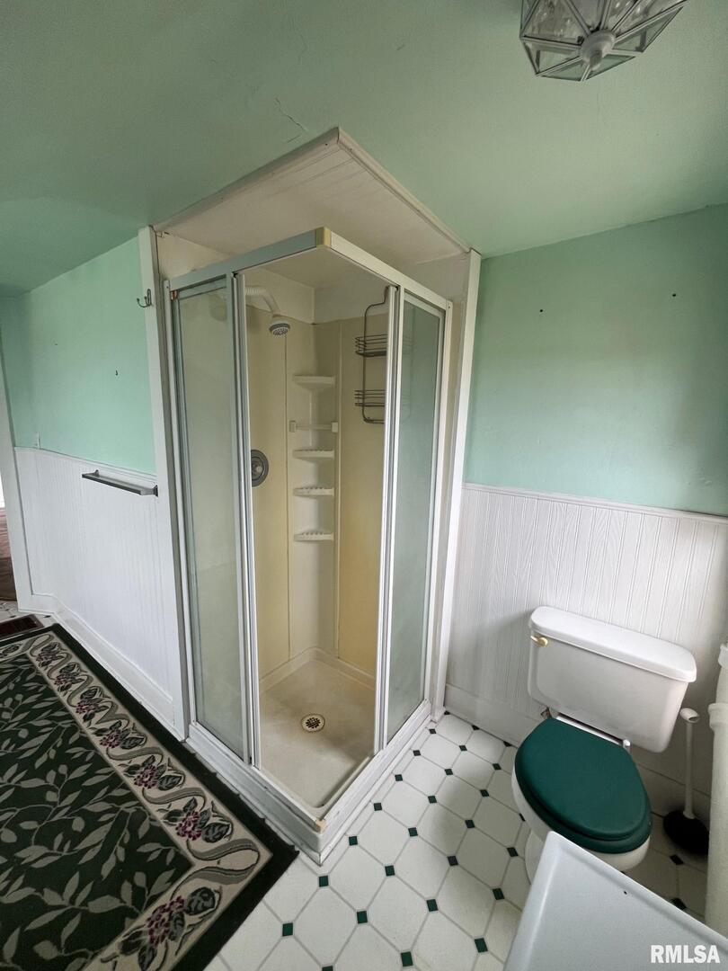 2283 East 2750th Street Kewanee, IL 61443 - Photo 28 of 58 a bathroom with a shower and a toilet