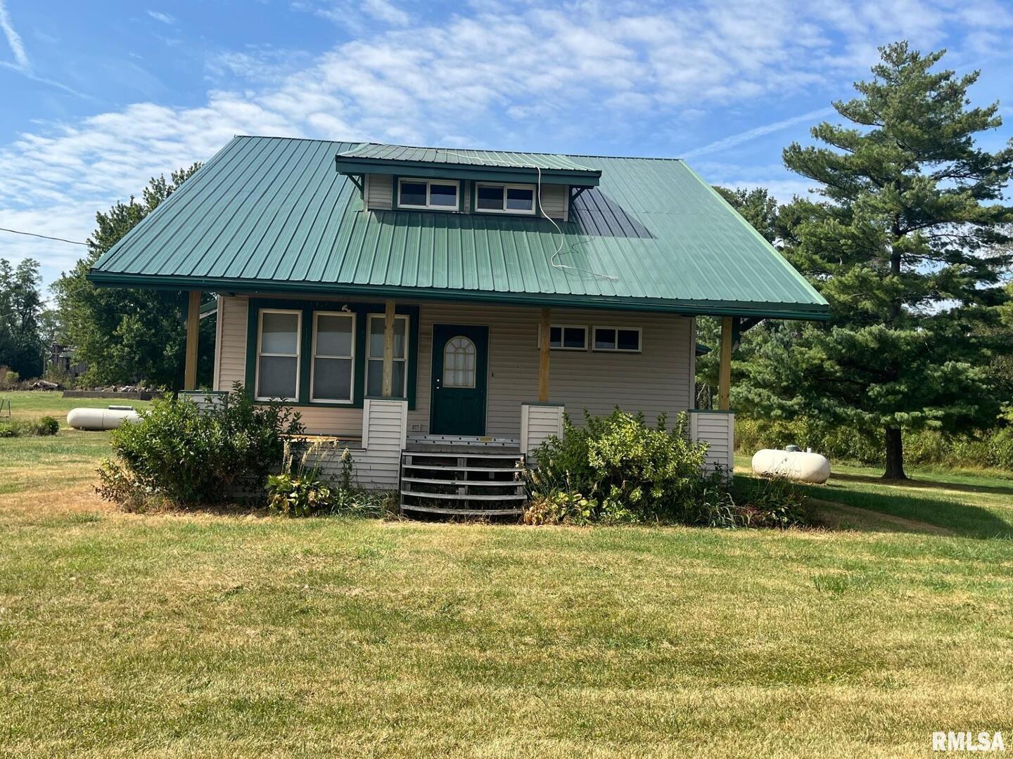 2283 East 2750th Street Kewanee, IL 61443 - Photo 30 of 58 a front view of a house with garden