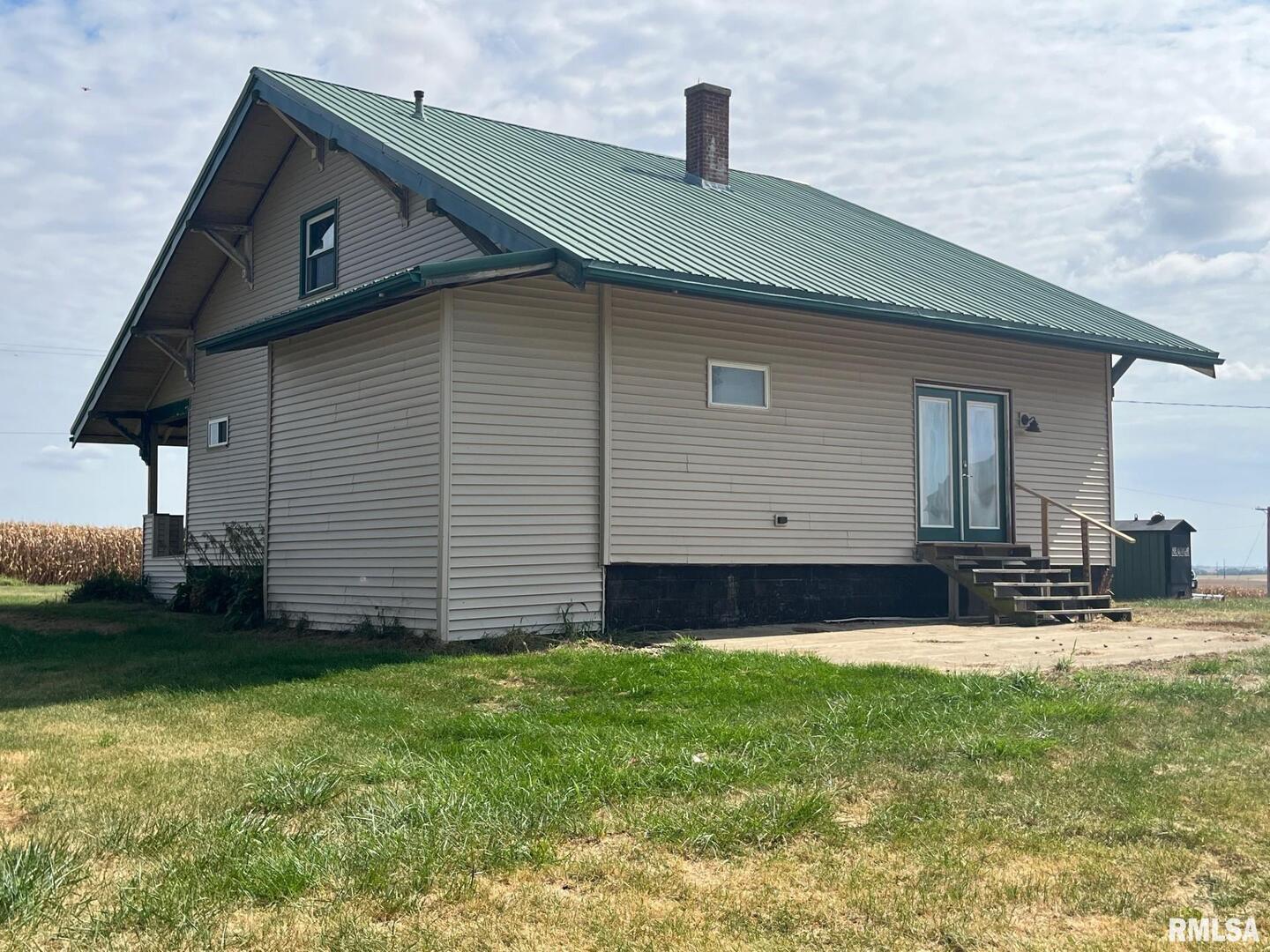 2283 East 2750th Street Kewanee, IL 61443 - Photo 33 of 58 a front view of a house with garden