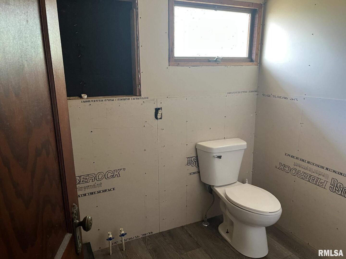 2283 East 2750th Street Kewanee, IL 61443 - Photo 55 of 58 a bathroom with a toilet