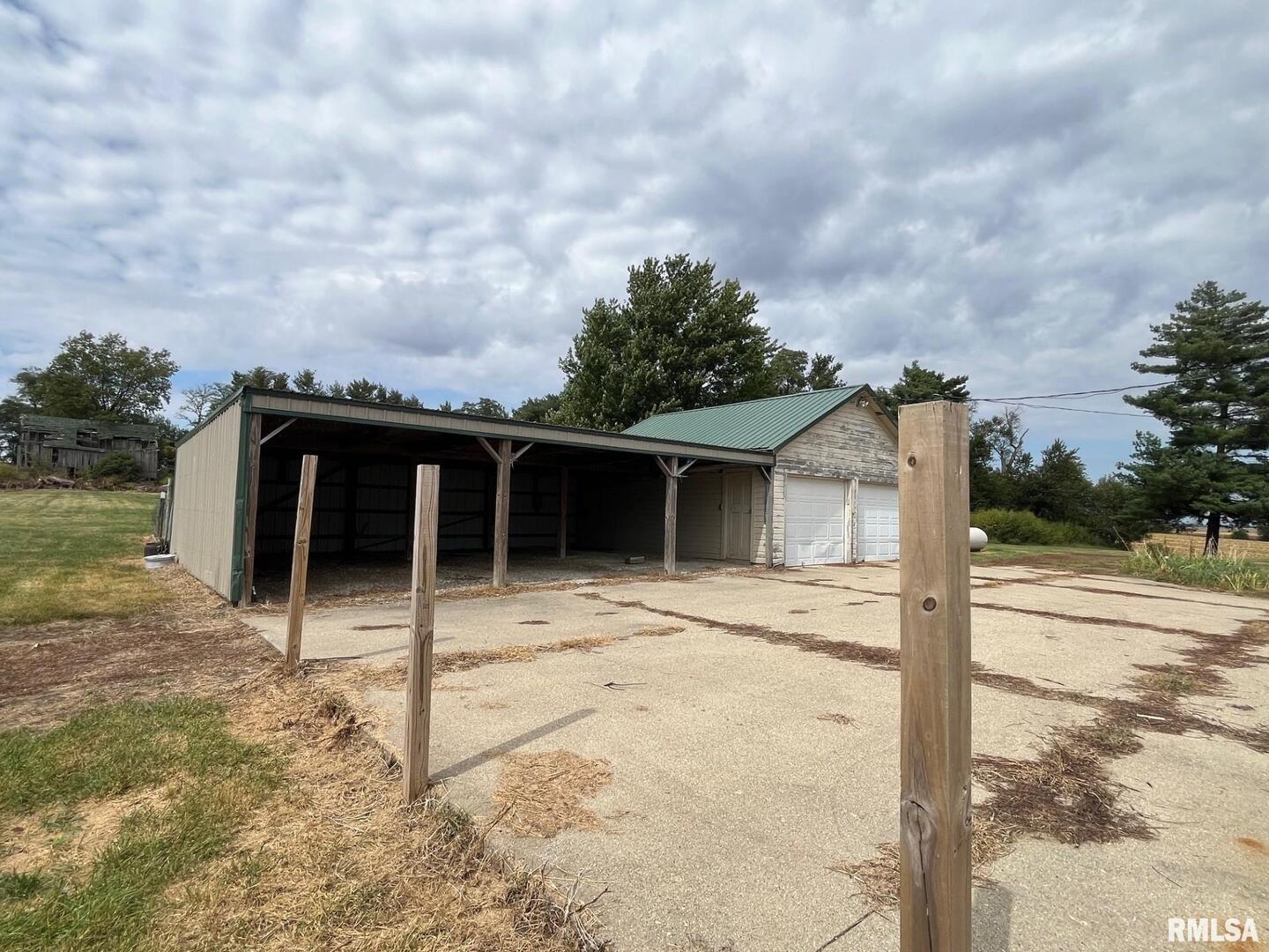 2283 East 2750th Street Kewanee, IL 61443 - Photo 6 of 58 a view of a house with wooden fence