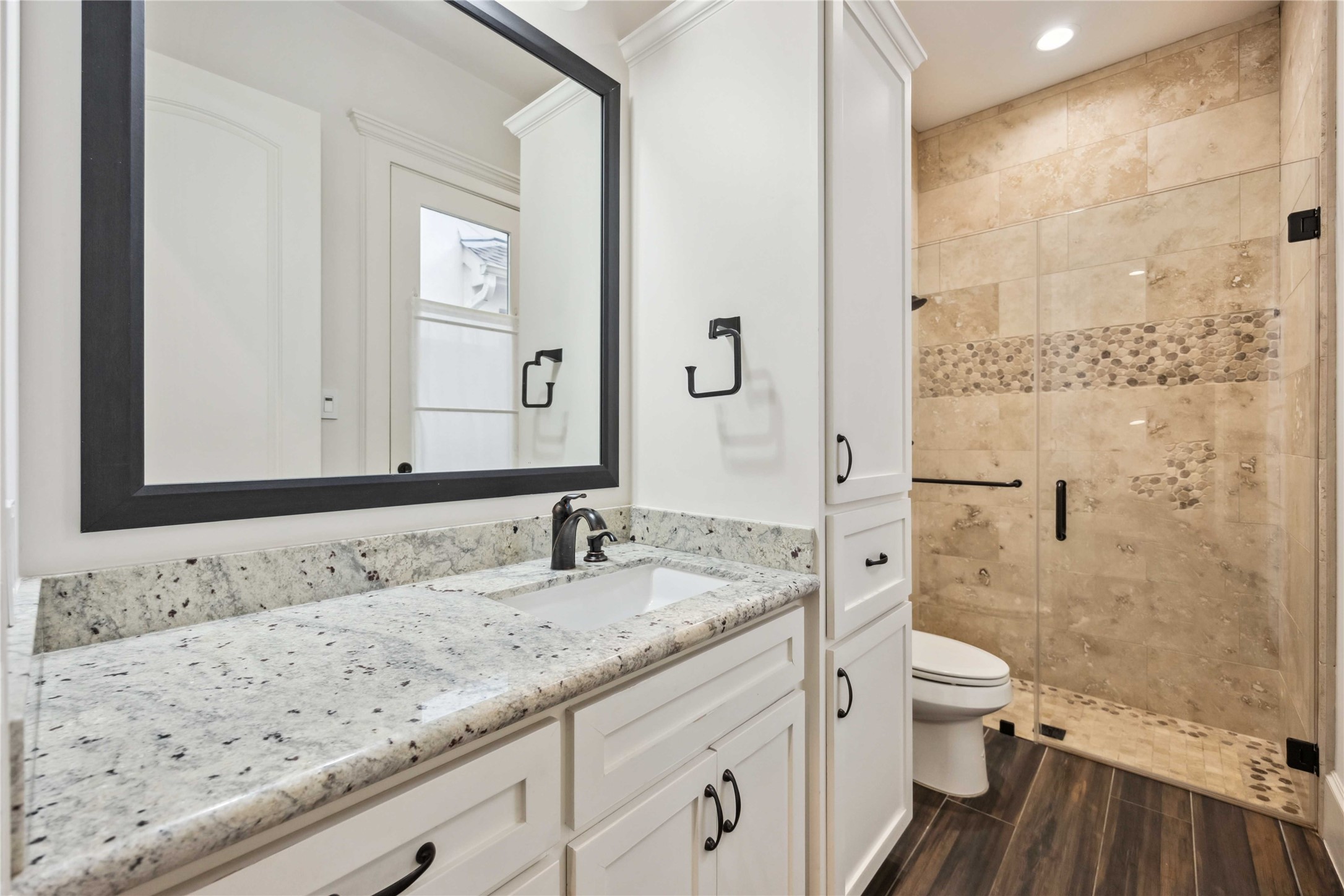 215 Malone Street Houston, TX 77007 - Photo 30 of 48 Downstairs Bedroom ensuite bath