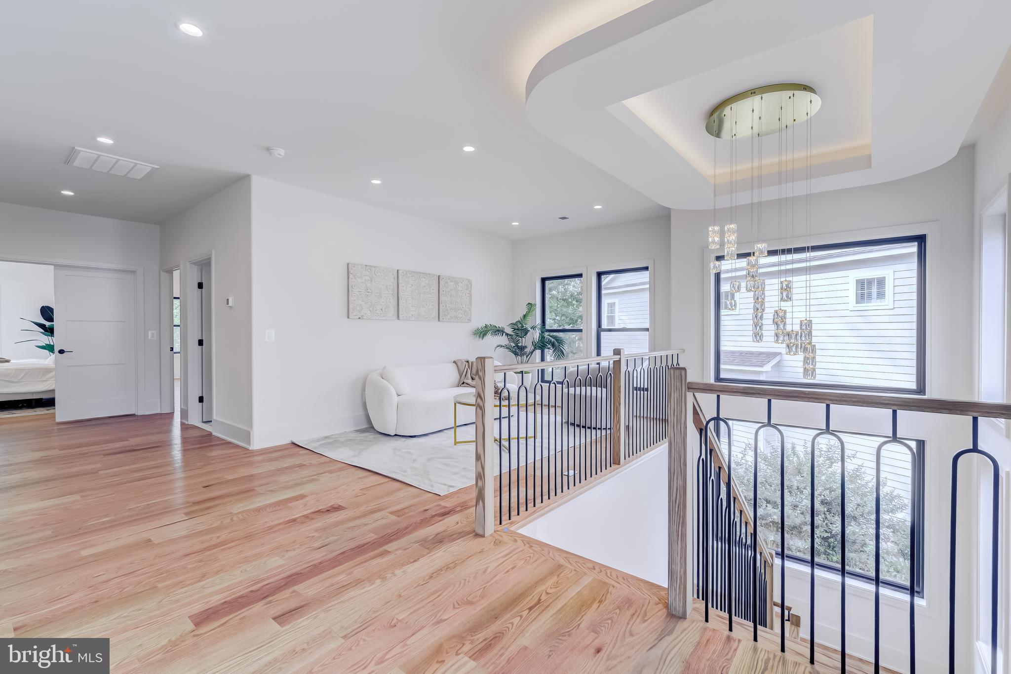 913 Symphony Circle Southwest Vienna, VA 22180 - Photo 54 of 150 a view of a livingroom with furniture and hardwood floor