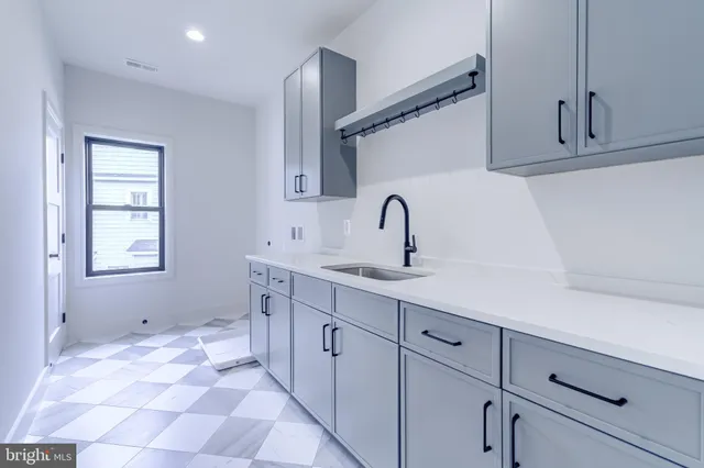 $2,599,888 | 913 Symphony Circle Southwest, Vienna, VA 22180